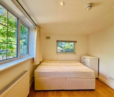 Finchley Road, London, NW11 - Photo 1