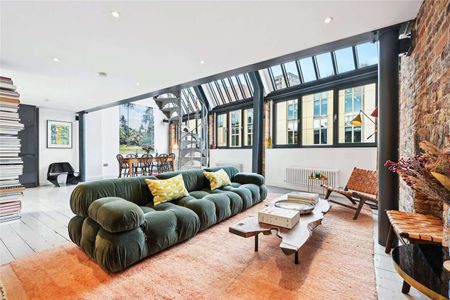 Fantastic loft style apartment with open plan living space - Photo 4