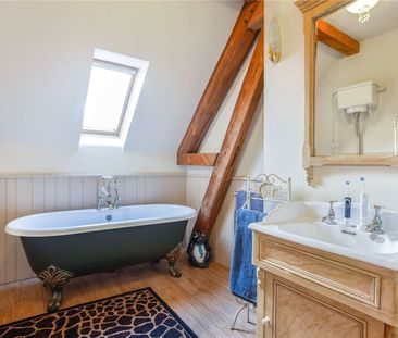 An extensive former coach house to rent with secondary accommodatio... - Photo 3