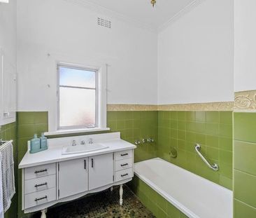 3 Bedroom Family home with two studies! - Photo 1