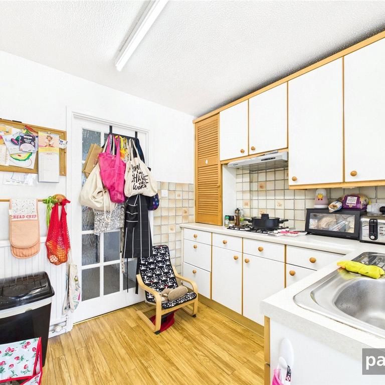 3 bedroom end of terrace house to rent - Photo 1