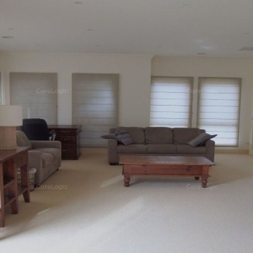 SPACIOUS TOWNHOUSE IN PRIME LOCATION - Photo 1