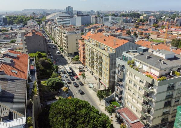 Apartamento T1 com varanda - Novo - Casa da Musica - Rotunda Boavista
