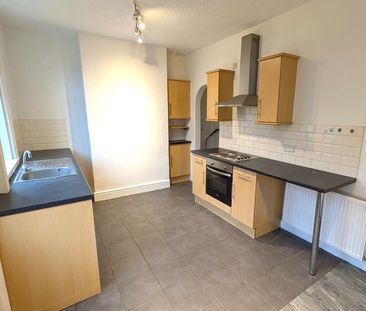 To Let 3 Bed Mid Terraced House - Photo 3