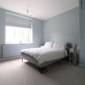 1 Bed Flat, St. Cyprians Street, SW17 - Photo 2