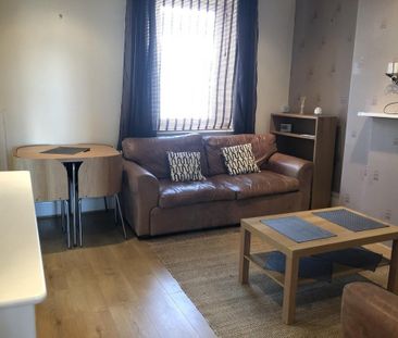 4 bedroom flat to rent - Photo 2