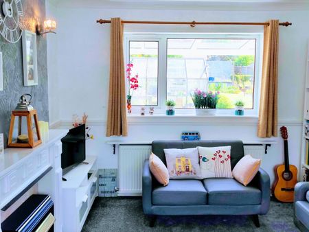 THREE bedroom property to LET in Sutton Coldfield - Photo 2