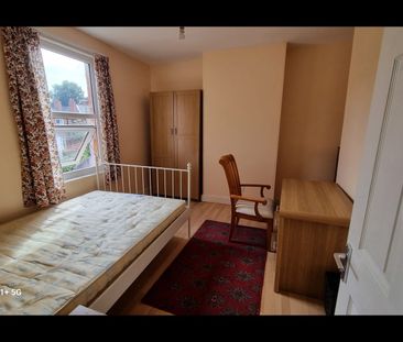 4 Bed Terraced House, City Road, NG7 - Photo 2