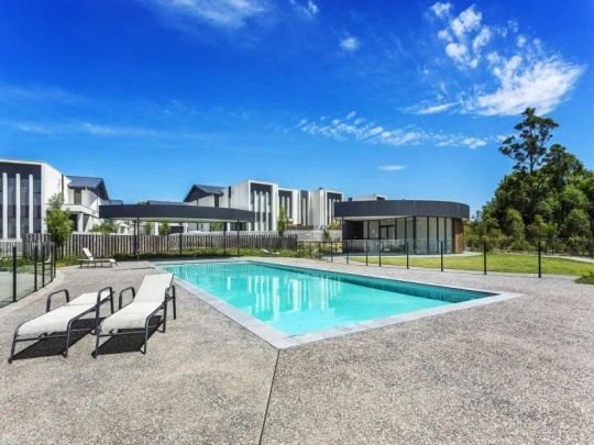 Spacious 3-Bedroom Home with Double Garage - Photo 1