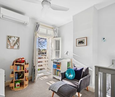 Harbourside terrace with a leafy garden oasis - Photo 4