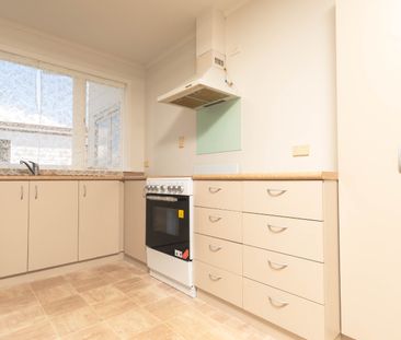 Charming 3-Bedroom Family Home in Birkenhead - Photo 2