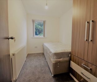 4 bedroom House in Kendall Lane BED), Leeds - Photo 6