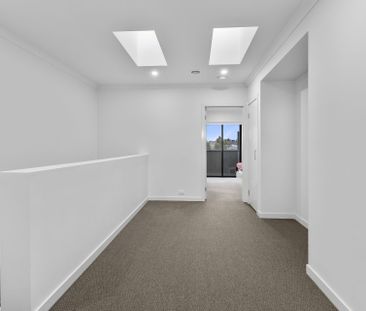Corner Townhouse, Extra Space & Extra Windows Natural Light. - Photo 3