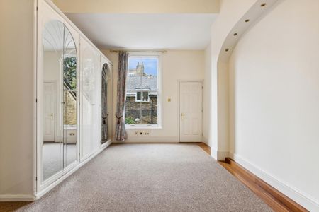 2 bedroom flat in London - Photo 2