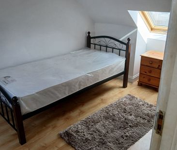 Loft room to let for single female only- Ilford - Photo 4