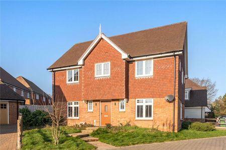 A modern, stylish home in the pretty village of Hawkhurst - Photo 5