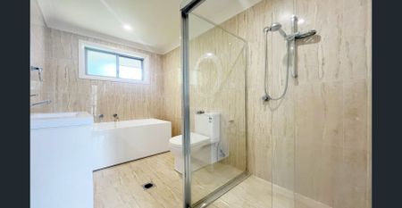 Modern Four-Bedroom Townhouse in Prime Location - Photo 5