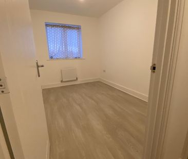 3 Bed Semi-Detached House, Brook Rise, LS27 - Photo 2