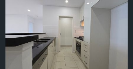Super Convenient… Spacious Apartment with Study - Photo 5