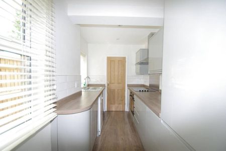 2 bedroom terraced house to rent - Photo 4
