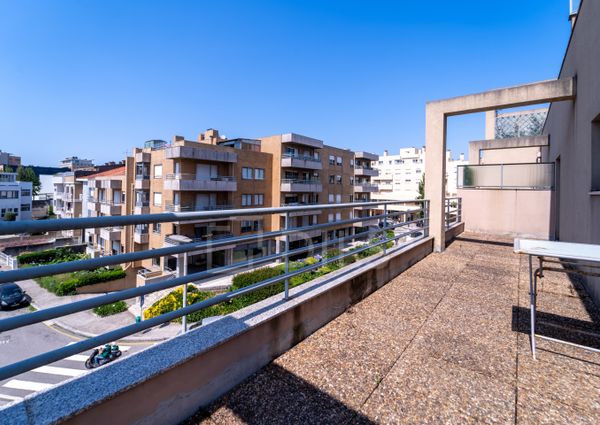 Apartamento T1 com terraço e lugar de garagem situado no Campo Alegre