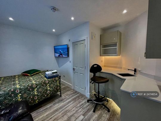 1 bedroom in a house share to rent - Photo 1