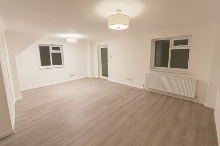 3 Bed Semi-Detached House, Waterhall Close, E17 - Photo 2