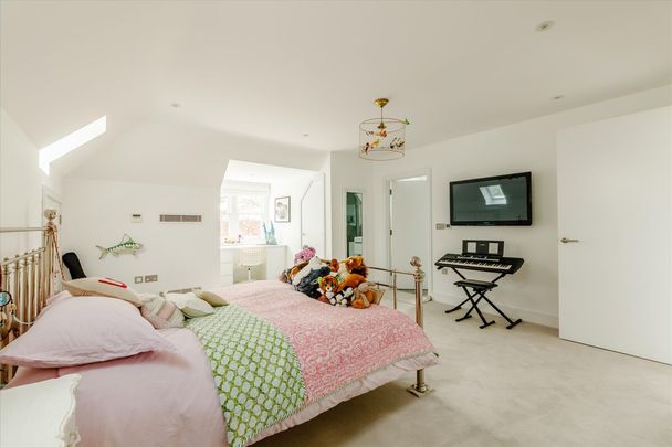 Available to let is this family home within a short walk of Ascot High Street - Photo 1