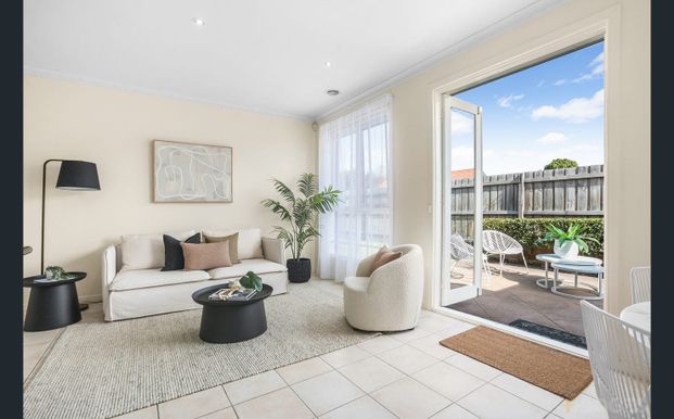 GREAT SIZED HOME | IDEAL LOCATION | STYLE AND COMFORT - Photo 1