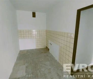 Pronájem nevybaveného bytu 3+kk s garážovým stáním, pod Kubánským n... - Fotografie 1