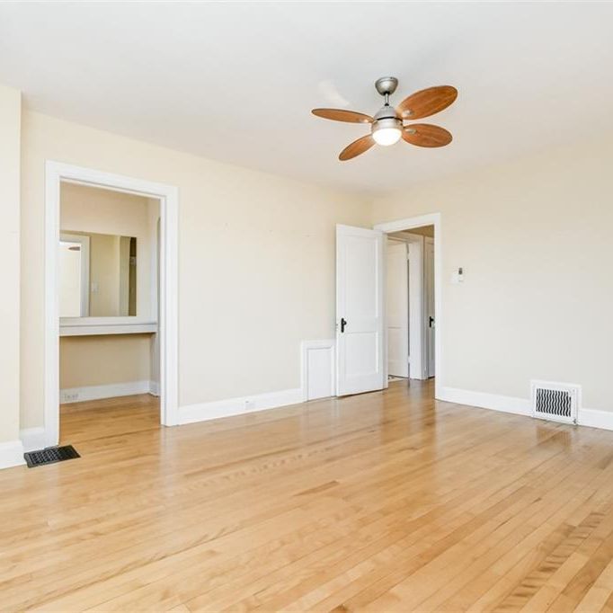 475 GOLDEN AVENUE - Photo 1