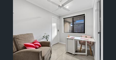 Your Private Poolside Retreat Awaits – 5 Bedrooms of Pure Comfort! - Photo 5