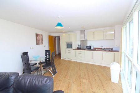 2 bedroom flat to rent - Photo 3