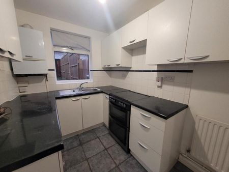 2 bedroom end of terrace house to rent - Photo 2