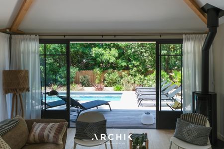 Architecture contemporaine inspirée des villas arcachonnaises dans le quartier de la Corniche et à proximité de La Dune, cette maison de 180 m2 se tient sur un terrain de 1 070 m2 dont les grands pins confèrent à l'ensemble charme et authenticité. - Photo 2