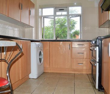 4 bedroom flat to rent - Photo 4