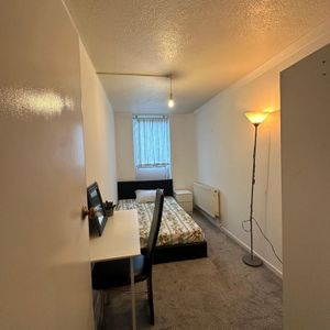 Room in a Shared House, Willow Tree Close, SW18 - Photo 2