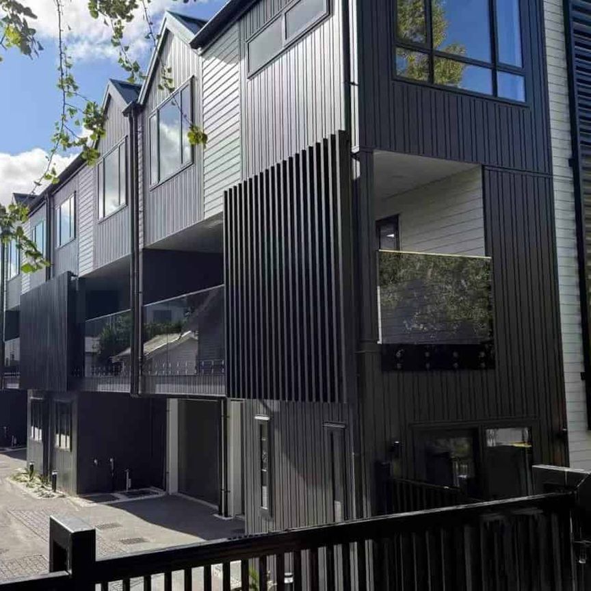 This is brand new 4 bedrooms house in Royal Oak - Photo 1