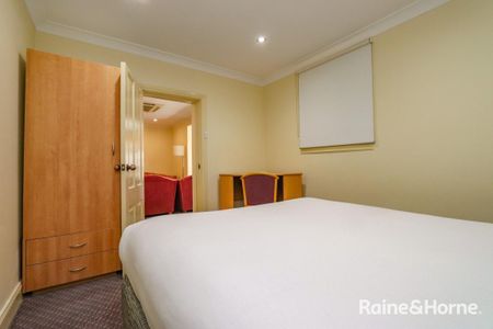 Fully Furnished 3 bedroom Semi located in CBD. Available 23.12.2025 - Photo 2