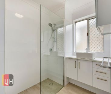 FRESHLY UPDATED & AIR CONDITIONED TWO BEDROOM UNIT ! - Photo 6