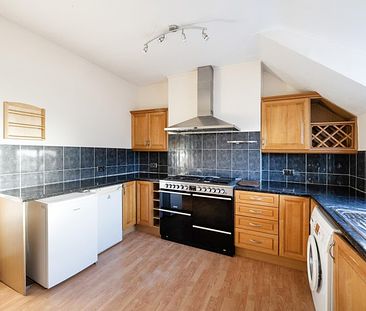 3 Bed Flat - Photo 3
