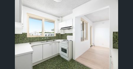 Light-filled beachside living - Photo 2