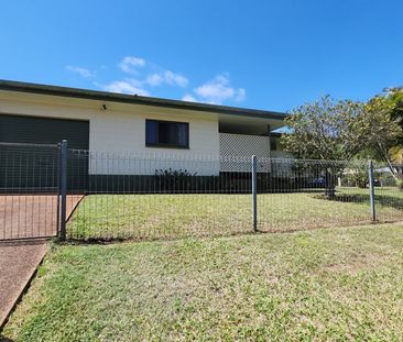 THREE BEDROOM HOME CLOSE TO SCHOOLS! - Photo 2