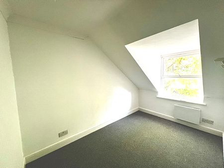 2 BEDROOM TOP FLOOR FLAT AVAILABLE IMMEDIATELY! - Photo 5