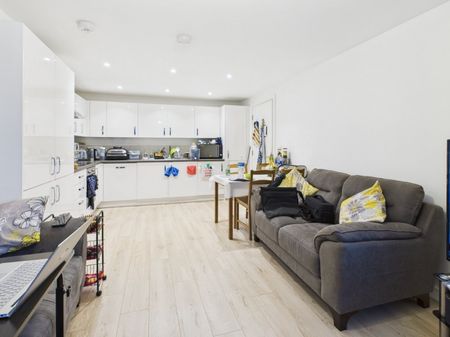 Peel Close, Tatling End, Gerrards Cross,SL9 - Photo 2