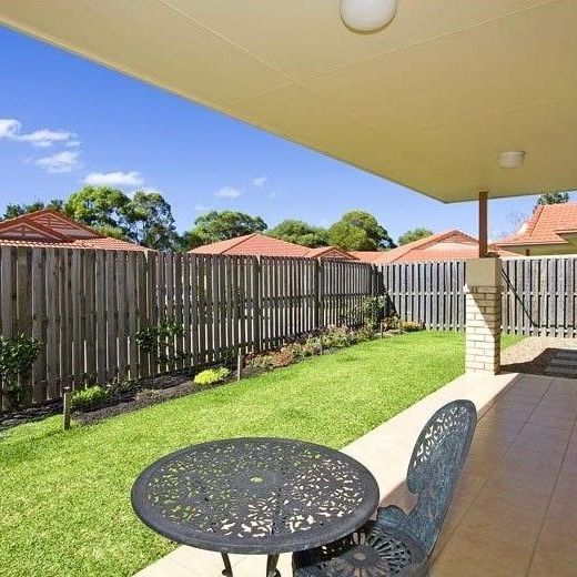FOR RENT – 3 Bed, 2 Bath Villa with Double Garage & Fully Fenced Yard! - Photo 1