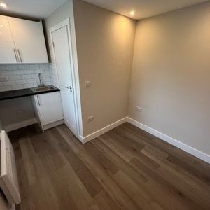 Horley 0 bedroom house share to rent - Photo 2