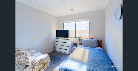 Stylish Family Living in Upper Point Cook Estate - Photo 4