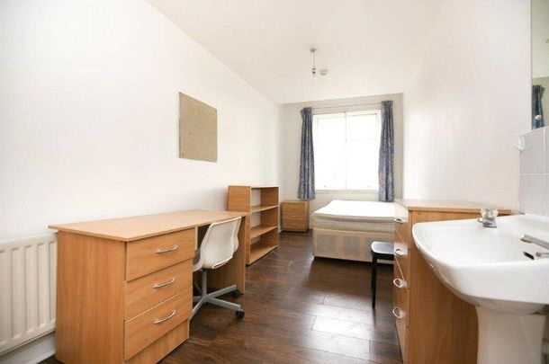 4 bedroom property to rent - Photo 1