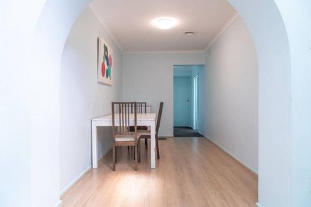 Fully Furnished & Fully Bedded Home in Prime Richmond Location - Photo 2